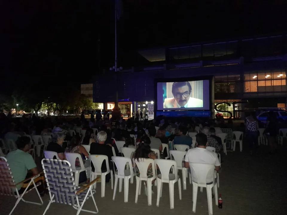 La Plaza Cívica en modo cine: con buen marco de público se proyecta “Argentina 1985”