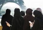 Francia prohibirá en las escuelas la abaya, túnica usada por musulmanas
