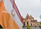 La bandera oficial de la Ciudad ya flamea en el cielo cordobés