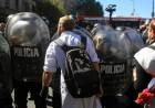 Fuerte represión policial a docentes y jubilados que protestan frente al Congreso