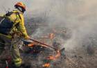 Bomberos voluntarios combaten un incendio en la zona de Pampa Alta