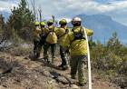 Bomberos cordobeses continúan combatiendo el fuego en El Maitén