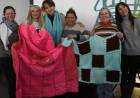 Campaña "Al frío le ponemos corazón": nueva entrega de mantas y prendas de abrigo confeccionadas por tejedoras solidarias