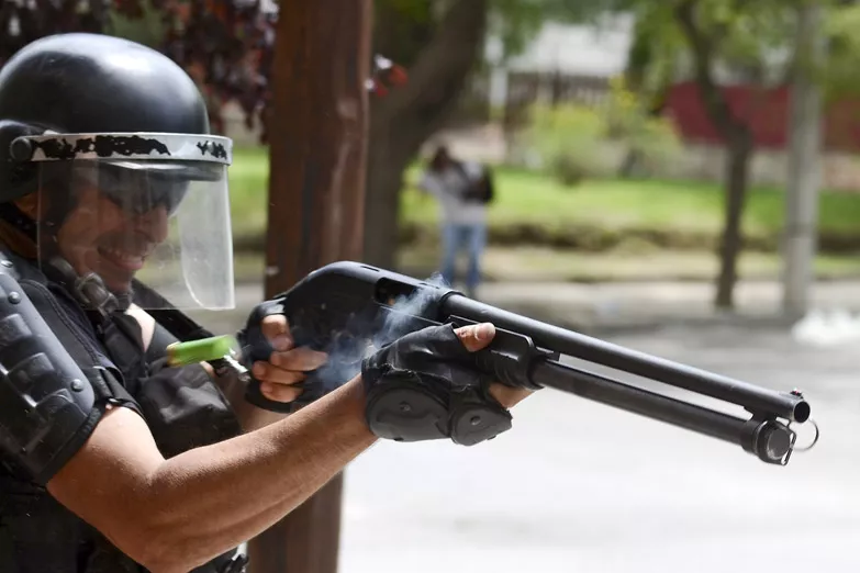 Atacaron a policías en la calle
