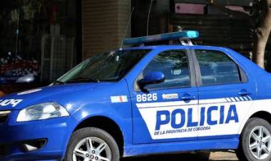 Conducía ebrio, lo detuvieron y dañó el móvil