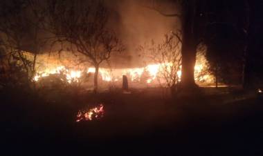 Las llamas destruyeron un galpón