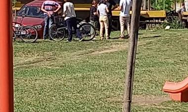 Tren embistió auto