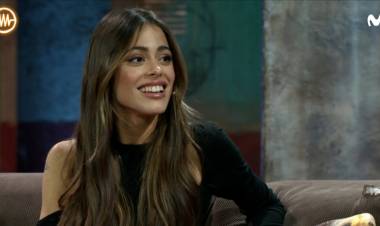 Tini Stoessel asistió a un programa de TV en Madrid y fue acompañada por Rodrigo de Paul: "Campeón del mundo"