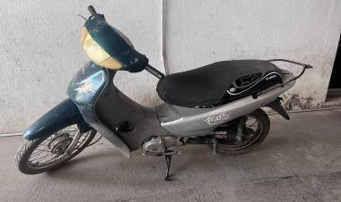 DEJO SIN CANDADO SU MOTOCICLETA Y SE LA SUSTRAJERON