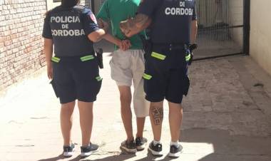 FUE APREHENDIDO UN HOMBRE POR MOLESTIAS A COMERCIANTES Y RESISTENCIA A LA AUTORIDAD