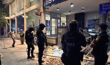 Realizaban una perforación en la vereda y llegaron a una oficina del BBVA