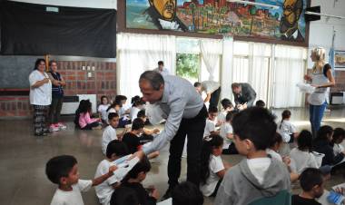 Charla de Seguridad Vial: el intendente visitó la escuela Hipólito Yrigoyen