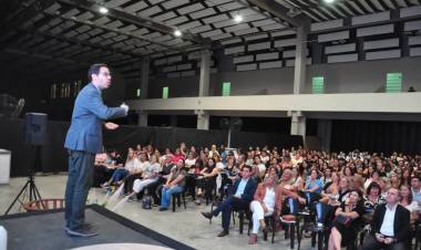 Más de 600 personas disfrutaron de la presentación de  Axel Rivas en la ciudad
