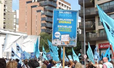 Reclamo salarial docente: este lunes se reúnen el Gobierno y la Uepc