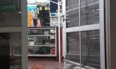 Robó en una ferretería y quiso resistirse a su arresto