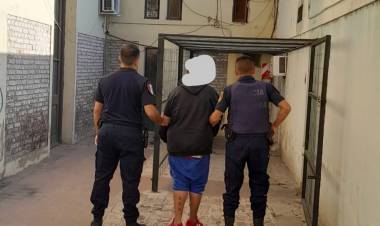 APREHENSIÓN DE MASCULINO CON PEDIDO DE DETENCIÓN Y SECUESTRO DE MOTOCICLETA