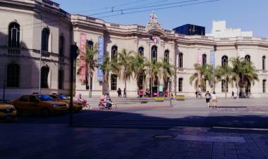Un joven fue apuñalado al frente del Patio Olmos y está en grave estado