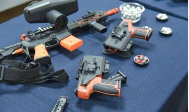 La Policía incorpora armas no letales que lanzan gas pimienta