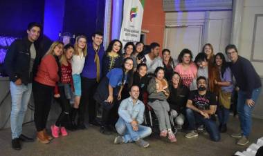 El salón cultural lleno total con PARAANORMALES