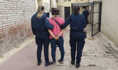  APREHENSIÓN DE MASCULINO Y FEMENINA POR RESISTENCIA 