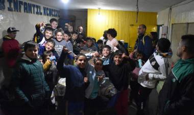 Visita y  colaboración  con la copa de leche  del club infantil Xeneize
