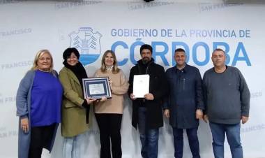 La legisladora Alejandra Piasco hizo entrega de un reconocimiento a integrantes del Ballet Municipal Patria