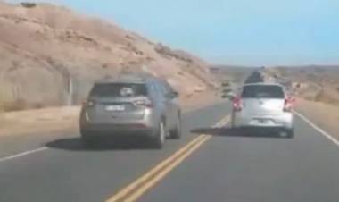 Un conductor sobrepasó en doble línea amarilla y le suspendieron la licencia