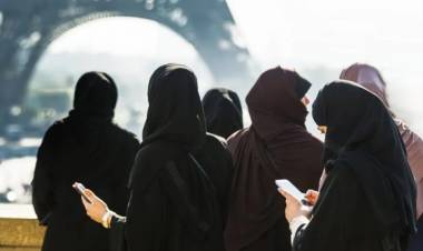 Francia prohibirá en las escuelas la abaya, túnica usada por musulmanas