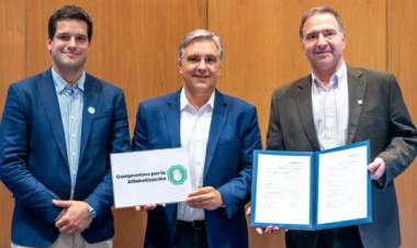 Llaryora firmó el compromiso de la campaña por la Alfabetización