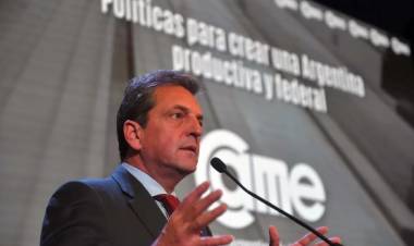 Ante pymes, Massa criticó dolarización de Milei y "bimonetarismo" de JxC