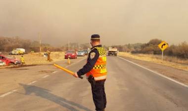 Incendios: evacuan a vecinos en Carlos Paz y Caminera corta la ruta 14