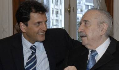 Massa homenajeó a Alfonsín y suma guiños al radicalismo tras la ruptura de JxC