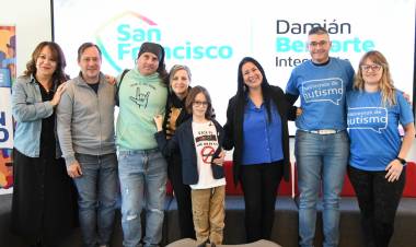 El activista Ian Moche se presenta en el Teatro Mayo de la ciudad para hablar de autismo