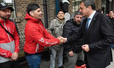 Massa anunció el lanzamiento del seguro gratuito para trabajadores de delivery
