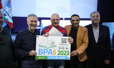 Schiaretti entregó más de $40 millones a productores agropecuarios