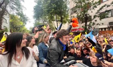 Milei cerrará la campaña para el balotaje con un acto callejero en Córdoba