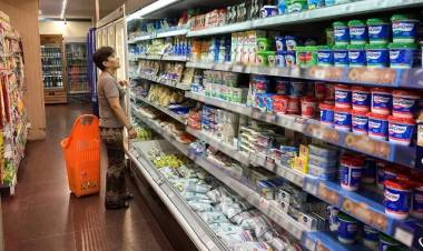 La canasta básica subió 8,6% en octubre y una familia necesitó $300 mil para no caer en la pobreza