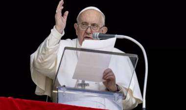 El papa Francisco llamó a Milei para felicitarlo y éste lo invitó a que visite la Argentina