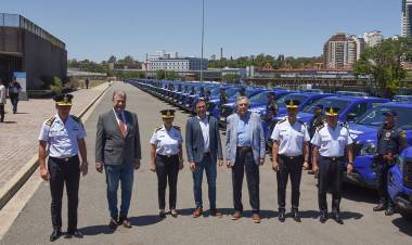 La Provincia entregó 150 camionetas a la Policía de Córdoba
