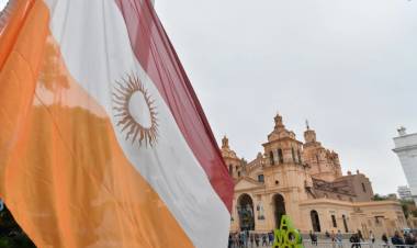La bandera oficial de la Ciudad ya flamea en el cielo cordobés