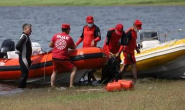 Con buzos y bomberos, retomaron la búsqueda del hombre que cayó al lago de Embalse