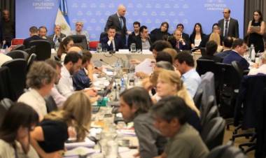 El Gobierno oficializó la prórroga de sesiones extraordinarias hasta el 15 de febrero