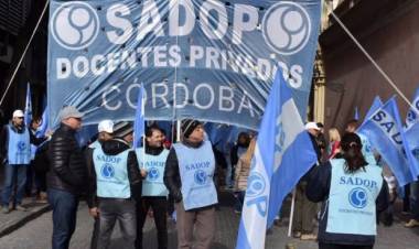 Docentes privados dejan en suspenso el paro nacional y se declaran en estado de alerta