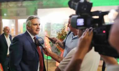 Llaryora aseguró que no se siente "extorsionado" por el llamado de Milei para firmar el "Pacto de Mayo"