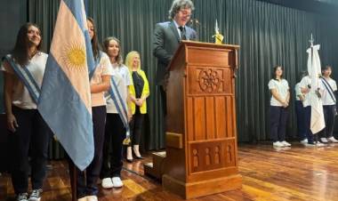 Milei emitió un discurso político en la escuela en la que cursó sus estudios: "Estamos dando la pelea"