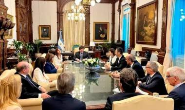 Milei reúne a su gabinete para afinar la línea en la previa a la reunión con gobernadores