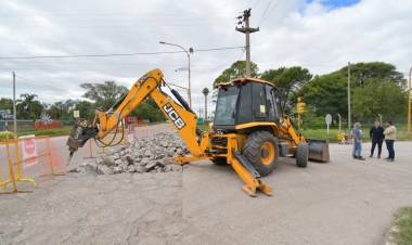 En calle San Lorenzo comenzó el Plan Municipal de Bacheo 2024 