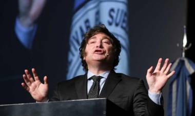 Milei atacó al periodismo: "Vamos a bajarlos de esa Torre de Marfil en la que creen que viven"