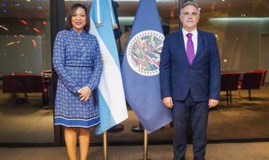 Llaryora recibió a la secretaria ejecutiva para el Desarrollo Integral de la OEA, Kim Hurtault-Osborne