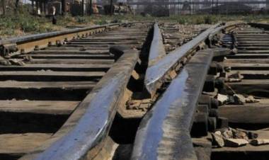 Una niña fue arrollada por un tren cuando cruzaba las vías: se encuentra en grave estado